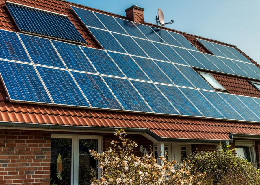 Een woonhuis met het dak vol zonnepanelen.