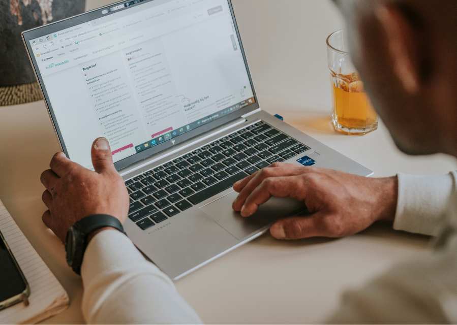 Man vergelijkt zorgverzekeringen op zijn laptop.