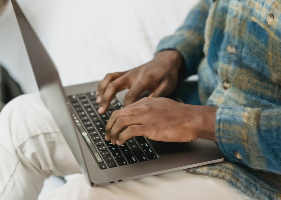 Man typt op laptop