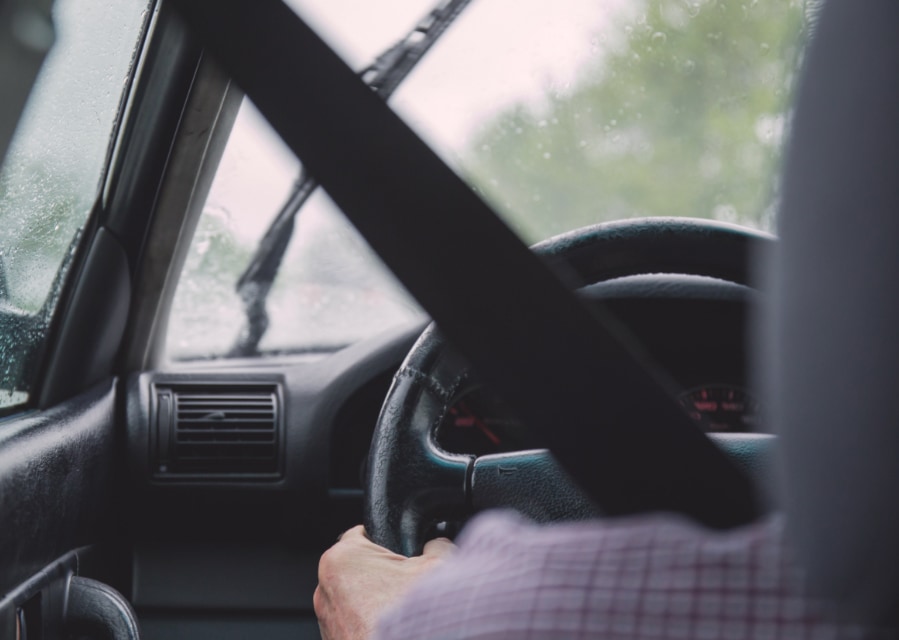 Bestuurder met handen aan het stuur