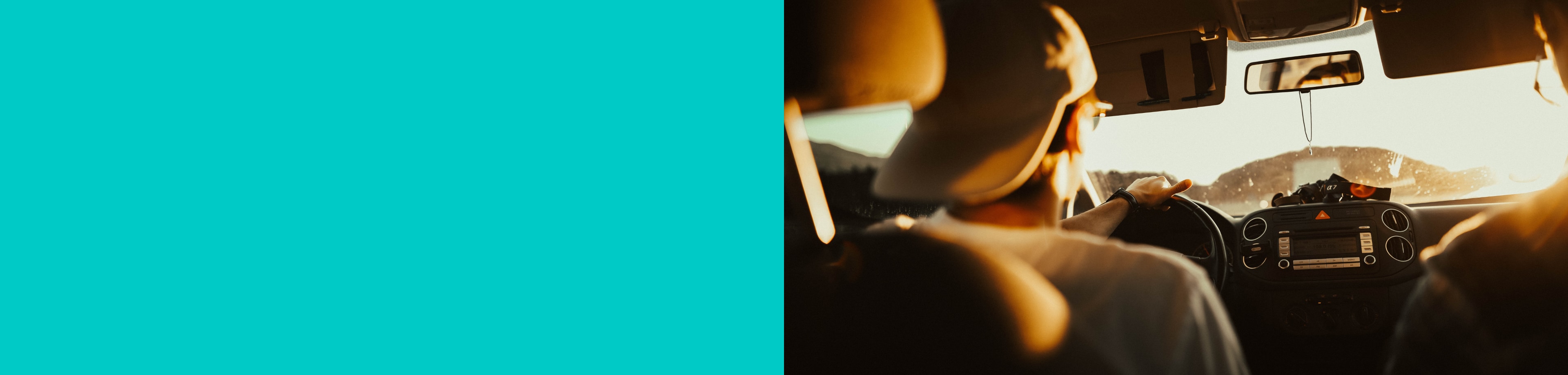 Jongen met pet achter het stuur