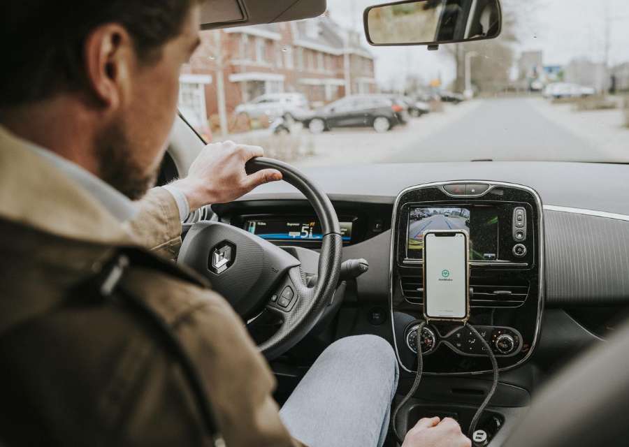 Man zit achter het stuur van zijn elektrische auto | Interpolis verzekeringen