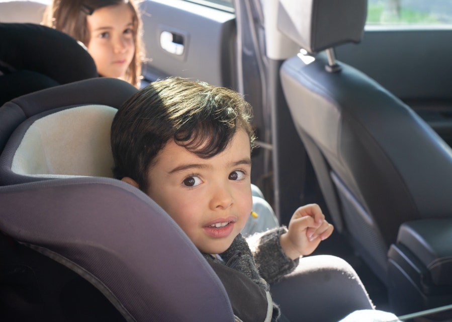 Kind in autostoel