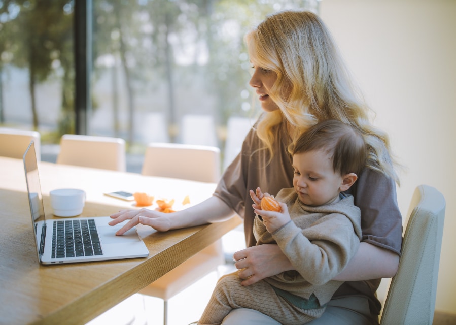 Moeder met kind op schoot