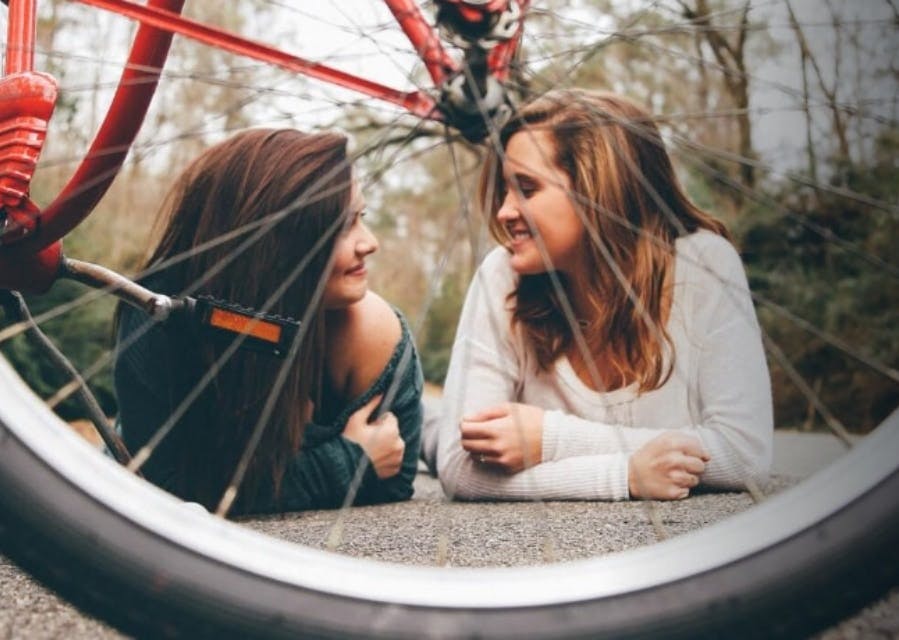 2 vrouwen gezien door een fietswiel