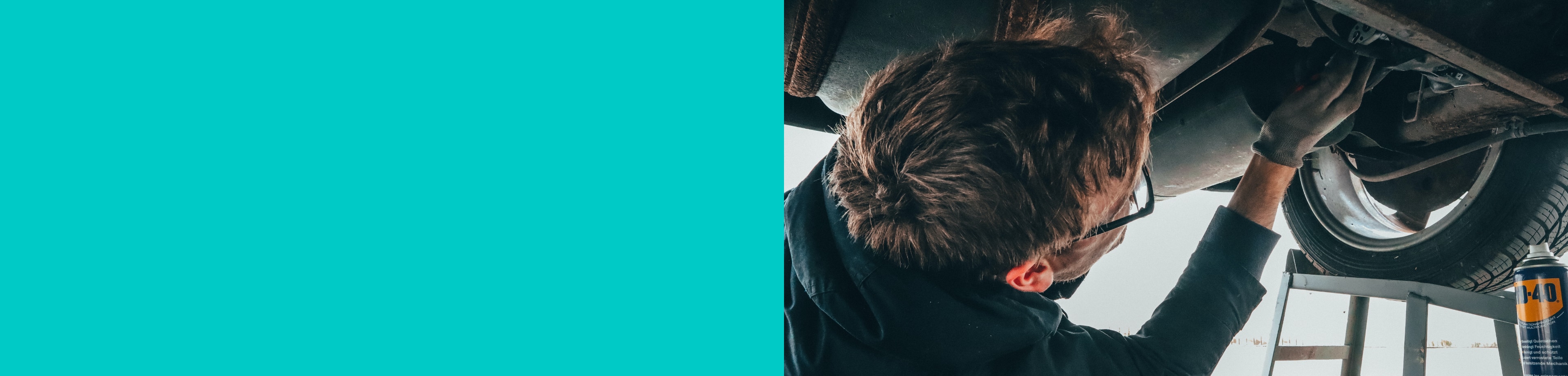 Man met bril sleutels aan de onderkant van een auto, zorg voor een goed onderhoud van je auto.