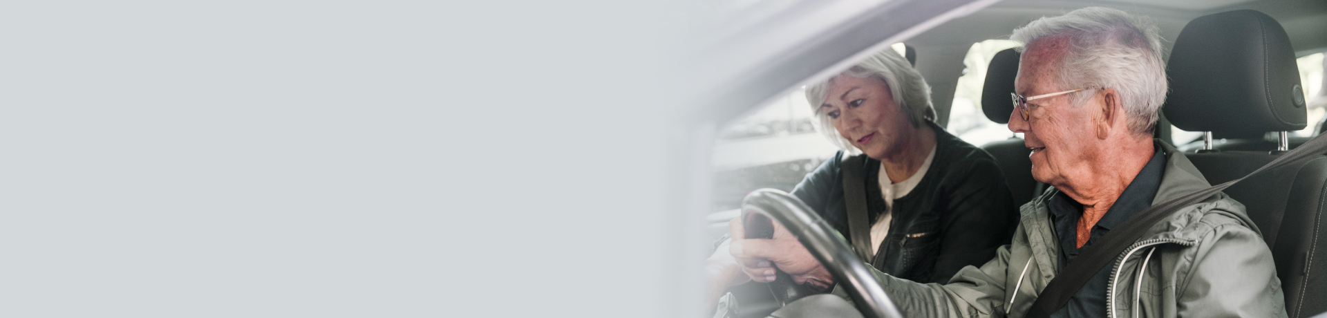 Een man en vrouw zitten samen in de auto.