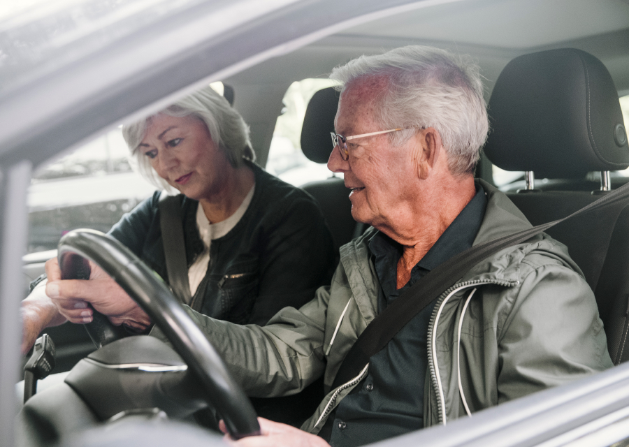Een man en vrouw zitten samen in de auto.