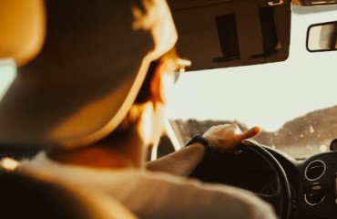 Jonge bestuurder aan het autorijden