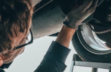 Automonteur aan het sleutelen