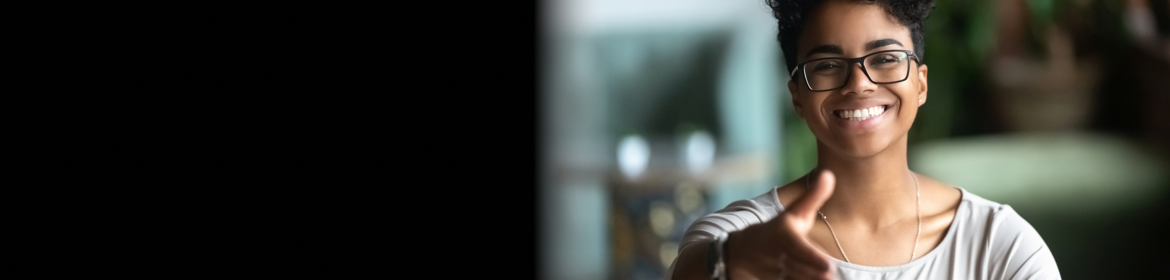 Vrouw die iemand de hand wil schudden. Welkom bij Interpolis!