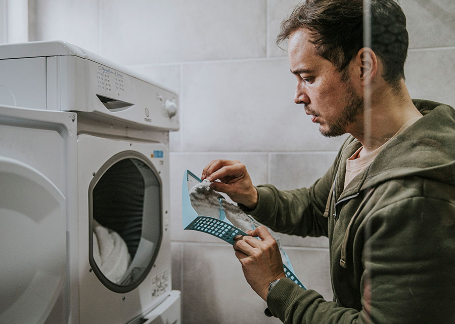 Man maakt de droger schoon.