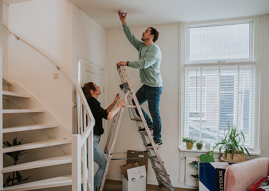 Man hangt rookmelder op | Interpolis beloont jouw inzet | Interpolis