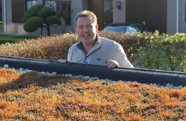 Man kijkt over de rand van zijn dak | Groendakbezitters blikken terug | Interpolis