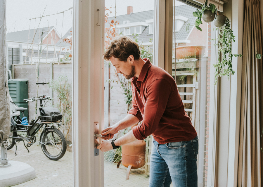 Man draait zijn achterdeur op slot.