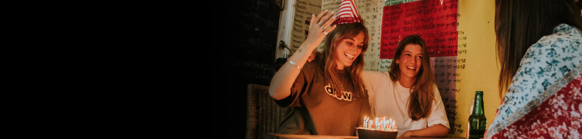 Twee jonge vrouwen bij een taart met kaarsjes