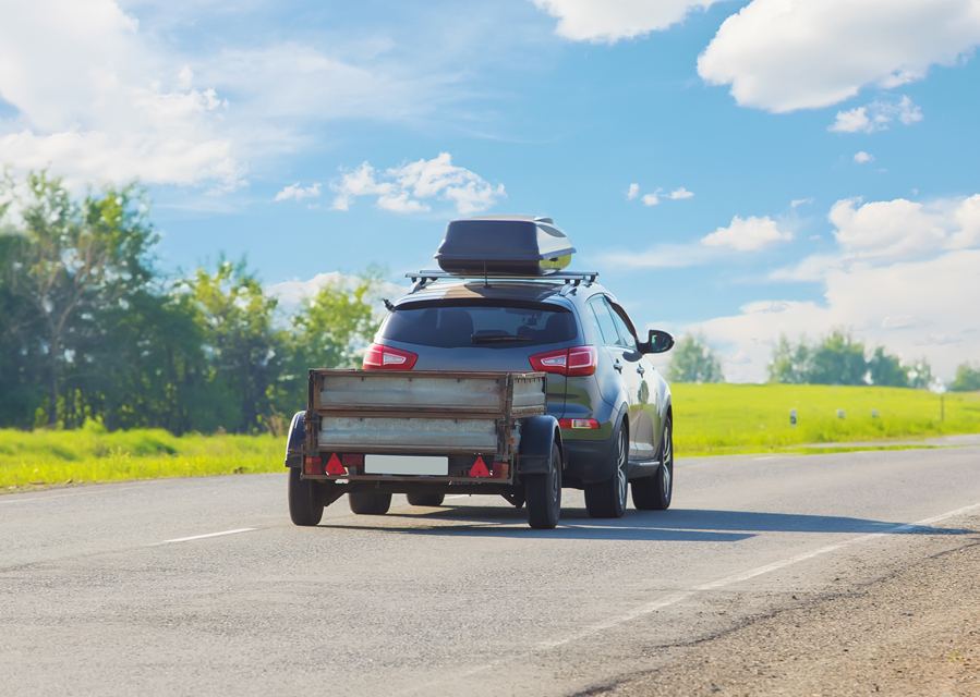 Personenauto met aanhangwagen die verzekerd is met een aanhangwagenverzekering