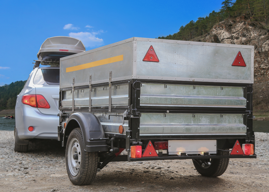 Auto met vouwwagen die verzekerd is met een aanhangerverzekering
