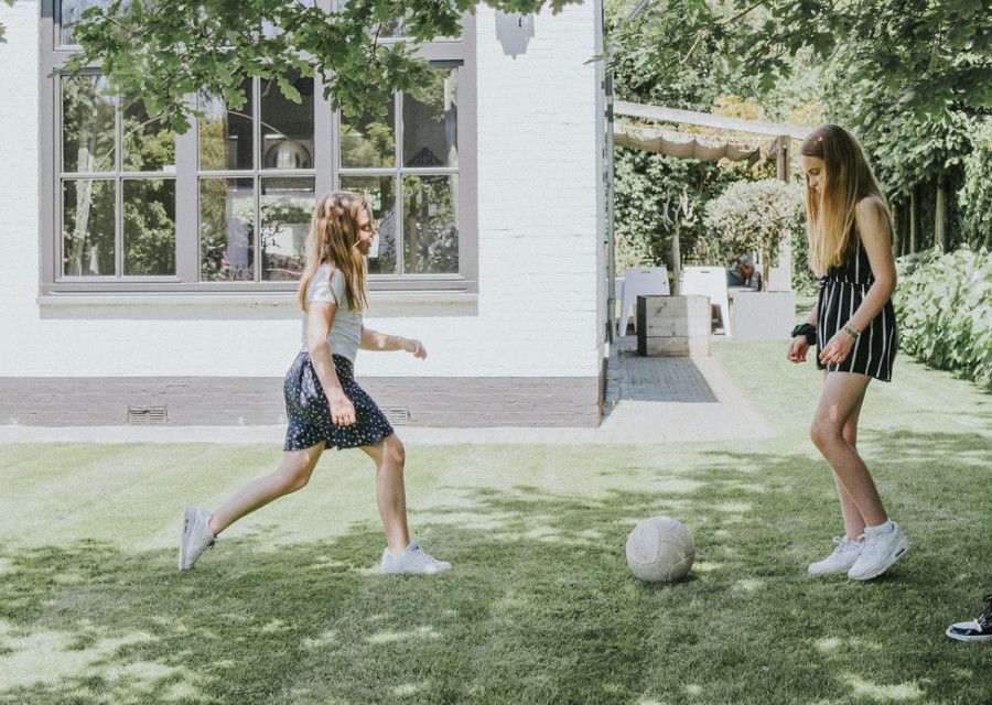 Twee kinderen in een tuin. Schade door je kinderen verzeker je met onze aansprakelijkheidsverzekering.