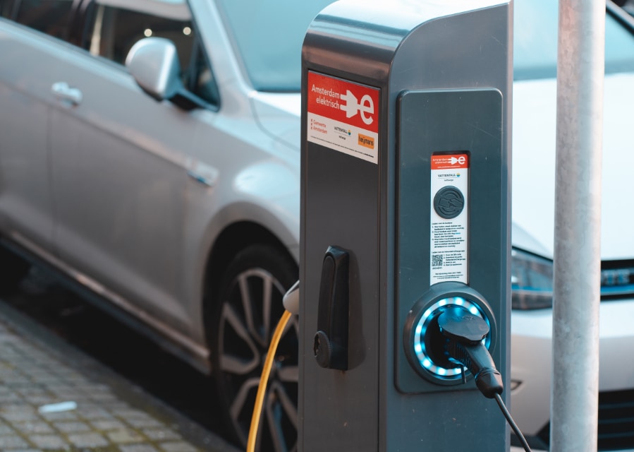 Elektrische auto die geparkeerd staat bij een laadpaal