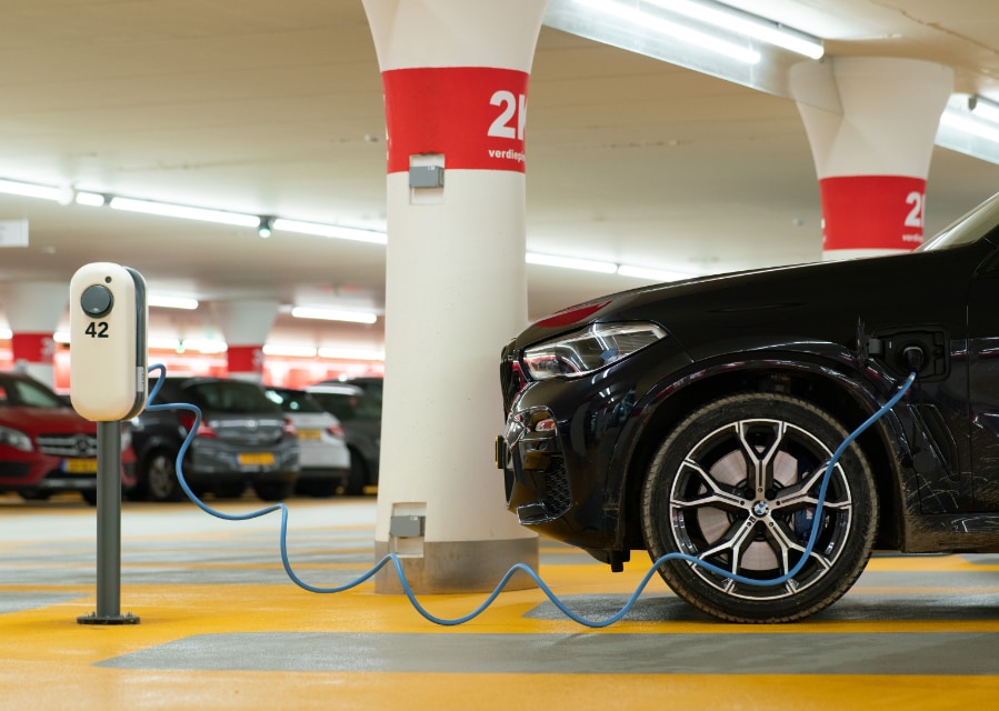 Elektrische auto in een parkeergarage bij een laadpaal