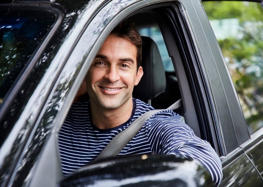Man in een auto. De auto is verzekerd met de autoverzekering AutoBewust van Interpolis.