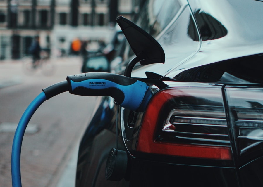 Elektrische auto met een laadkabel