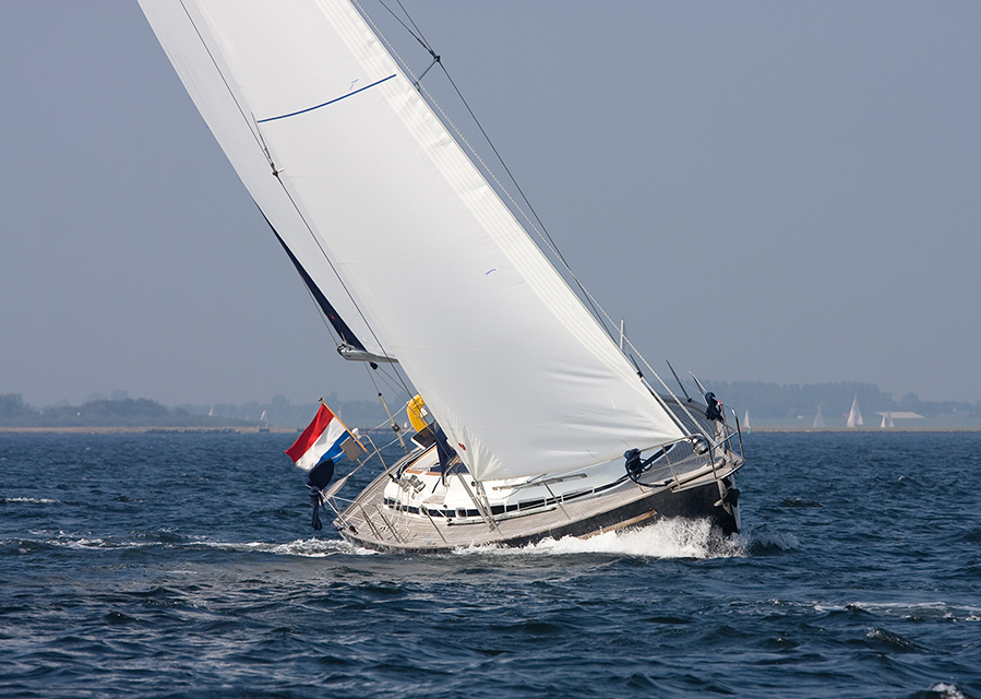 Boot op het water die met een bootverzekering goed verzekerd is tegen diefstal