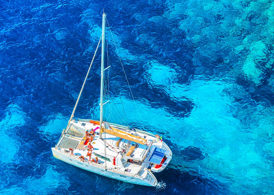 Catamaran die verzekerd is en een internationaal verzekeringsbewijs heeft