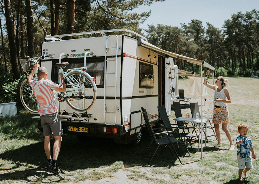 Een oldtimer camper die verzekerd is met een oldtimerverzekering