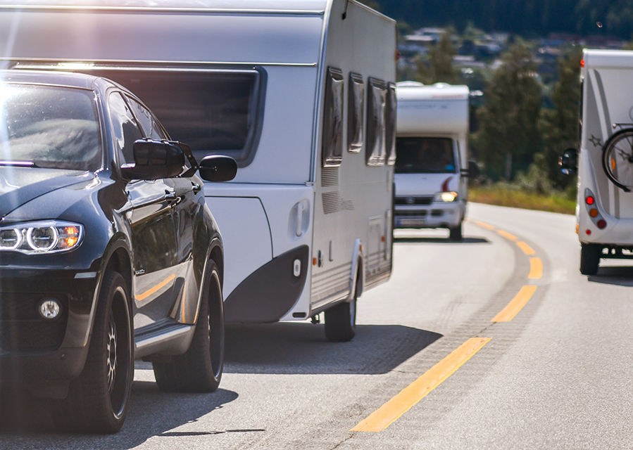 Auto met caravan waarvoor een groene kaart is afgegeven