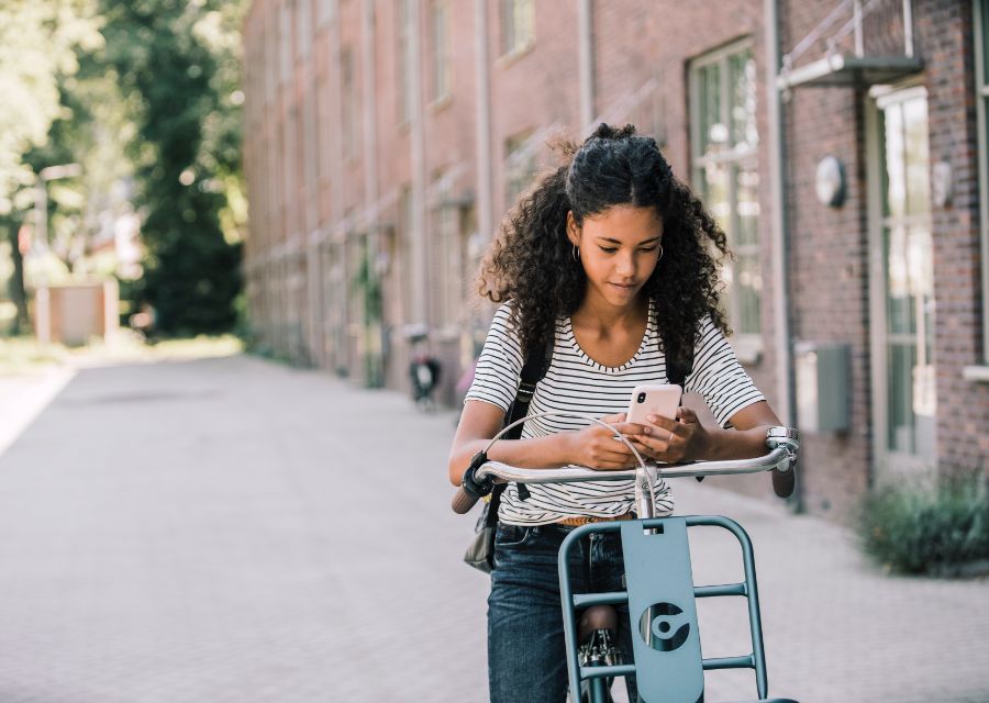 Mobielvrij fietsen, zo doe je dat. Kijk jij soms op je telefoon tijdens het fietsen? | Interpolis fietsverzekering