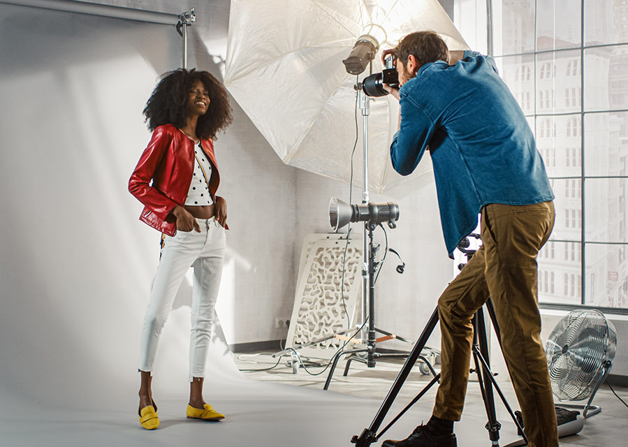 Een zelfstandig ondernemer aan het werk, die een woonlastenverzekering heeft afgesloten