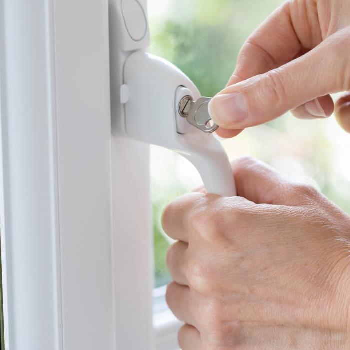 Kunststof raam met sleutel in het slot op de handgreep.