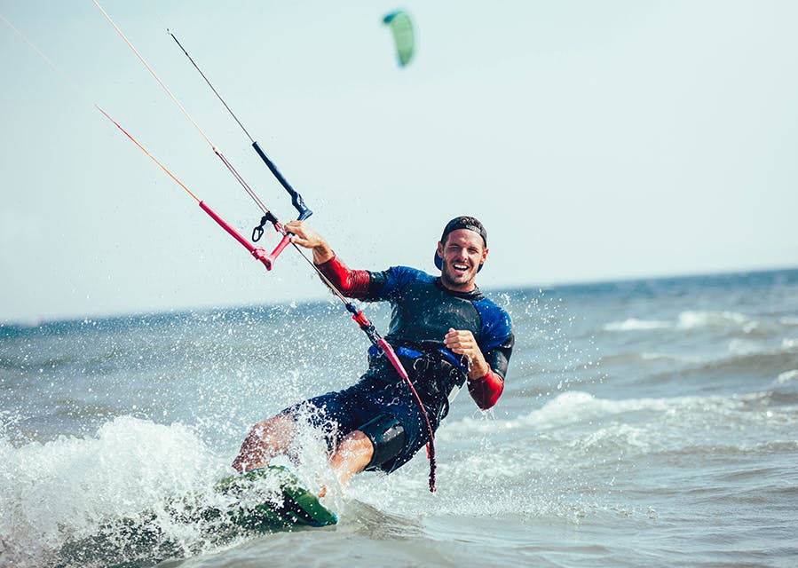 Kitesurfer die een ongevallenverzekering heeft afgesloten waarbij gevaarlijke sporten ook verzekerd zijn