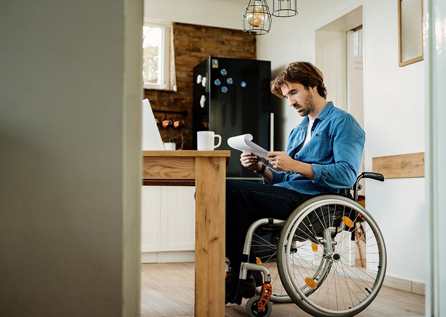 Man in een rolstoel die een vergoeding heeft gekregen vanuit zijn ongevallenverzekering
