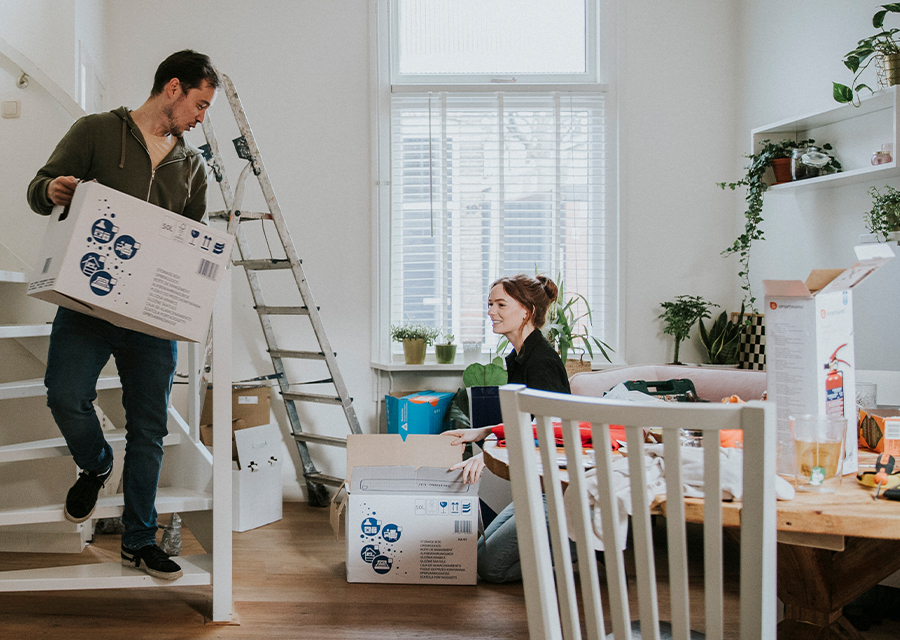 Man en vrouw die verhuisdozen aan het inpakken zijn. Zij sloten een ORV af, zoidat ze de huur kunnen blijven betalen als 1 van hen overlijdt.