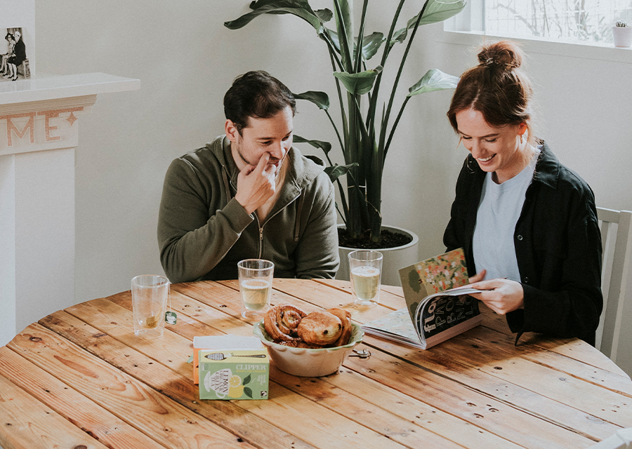 Man en vrouw die aan tafel van hun huurwoning zitten en het afsluiten van een overlijdensrisicoverzekering bespreken.