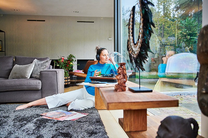 Vrouw zit op de grond in woonkamer