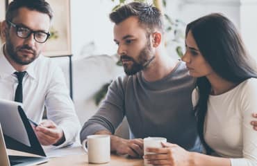 Drie mensen die overleggen over rechtsbijstand