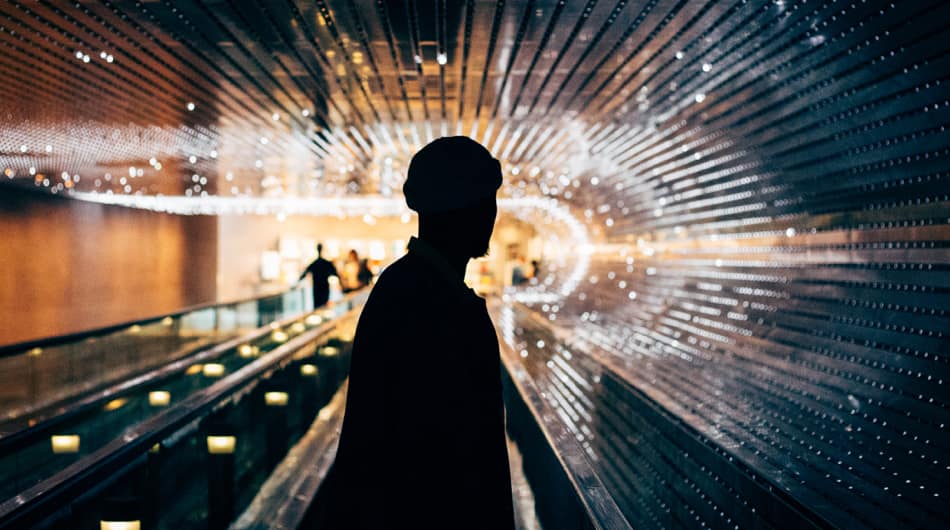 Schaduw van een man in een digitale omgeving