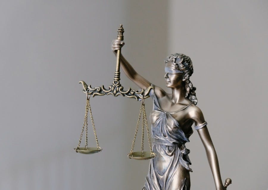 Beeldje van Vrouwe Justitia: hoe zit het met wachttijd bij rechtsbijstandverzekerng?