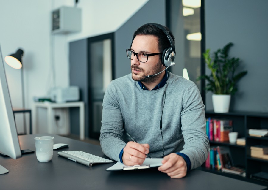 Man met headset die juridische hulp on demand krijgt