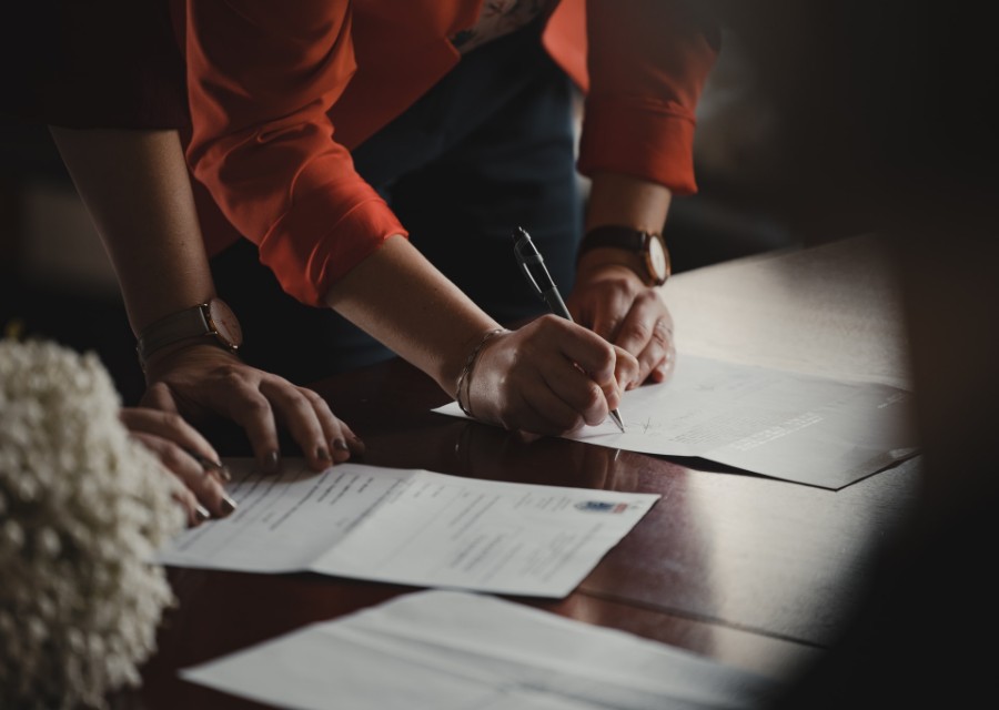 Mensen die op papier schrijven en uitzoeken hoe het zit met rechten bij ontslag