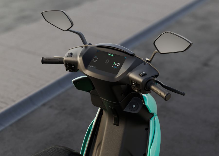 Elektrische scooter verzekeren. Een elektrische scooter is stiller én goedkoper in gebruik vergeleken met een benzinescooter. Bovendien stinkt een elektrische scooter niet. | Interpolis scooterverzekering