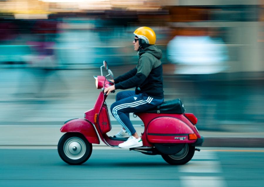 Beveilig je (elektrische) scooter tegen diefstal. Scooters en brommers zijn gevoelig voor diefstal | Interpolis scooterverzekering