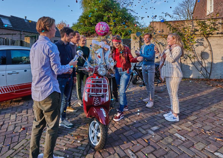 Scooter rijden voor je 18e? Heb jij net je rijbewijs gehaald én een scooter gekocht? Ben je jonger dan 18 jaar? Scooterverzekering voor jongeren. | Interpolis scooterverzekering
