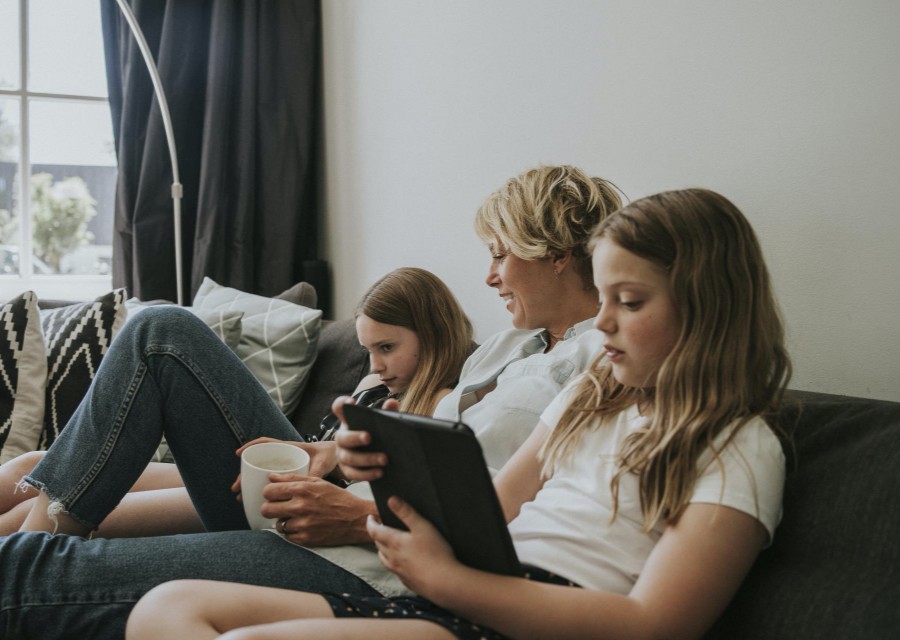 Gezin in woning met inboedel