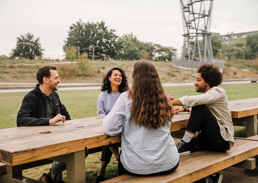 mensen aan tafel in een park