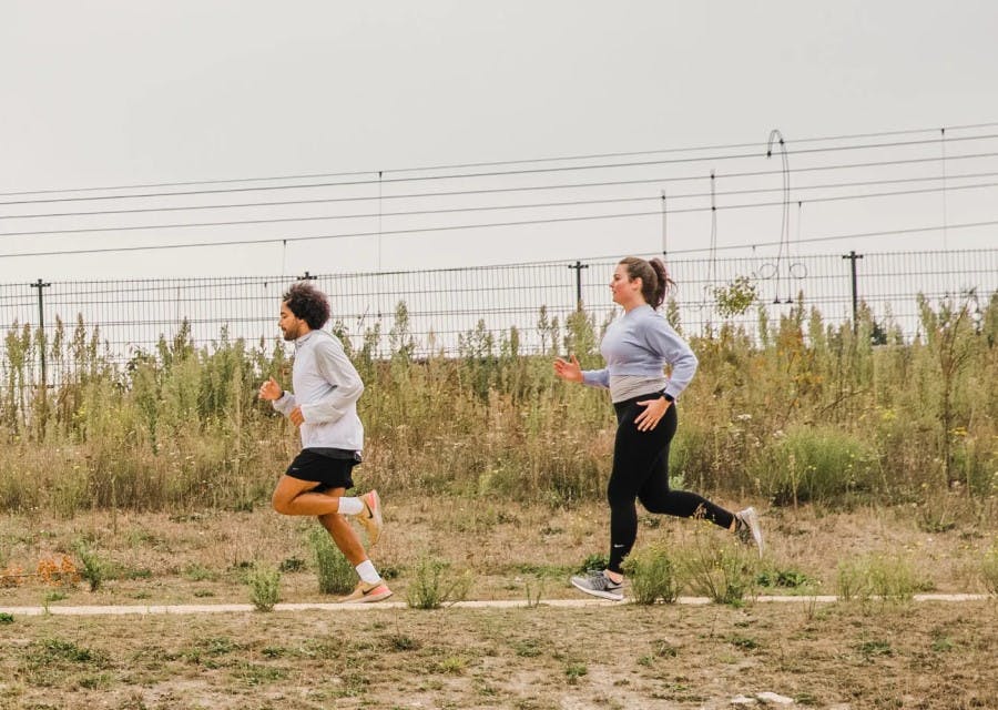 Man en vrouw die samen aan het hardlopen zijn.
